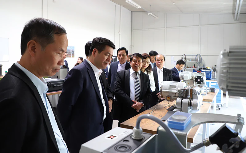 Vietnamesiche Delegation aus Thai Binh besucht Thüringen. Bild: Phạm Văn Thắng (Đông Hà), Leiter des Büro der VNA in Berlin, Vietnamesische Nachrichtenagentur Vietnamesiche Delegation aus Thai Binh besucht Thüringen. Bild: Phạm Văn Thắng (Đông Hà), Leiter des Büro der VNA in Berlin, Vietnamesische Nachrichtenagentur