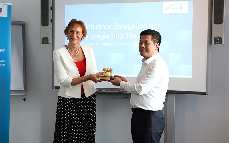 Vietnamesiche Delegation aus Thai Binh besucht Thüringen. Bild: Phạm Văn Thắng (Đông Hà), Leiter des Büro der VNA in Berlin, Vietnamesische Nachrichtenagentur Vietnamesiche Delegation aus Thai Binh besucht Thüringen. Bild: Phạm Văn Thắng (Đông Hà), Leiter des Büro der VNA in Berlin, Vietnamesische Nachrichtenagentur
