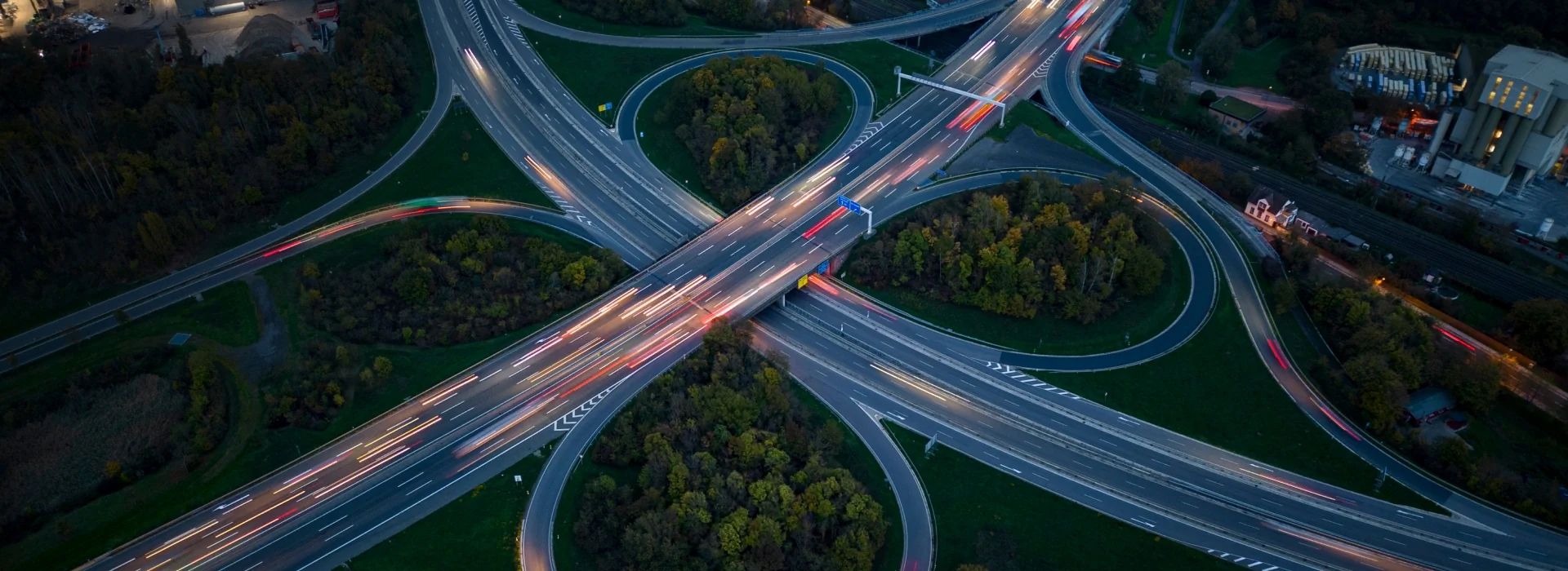 Nachhaltige und intelligente Mobilität und Logistik Bildbeschreibung / description: Luftbild eines Autobahnkreuzes umgeben von Wald