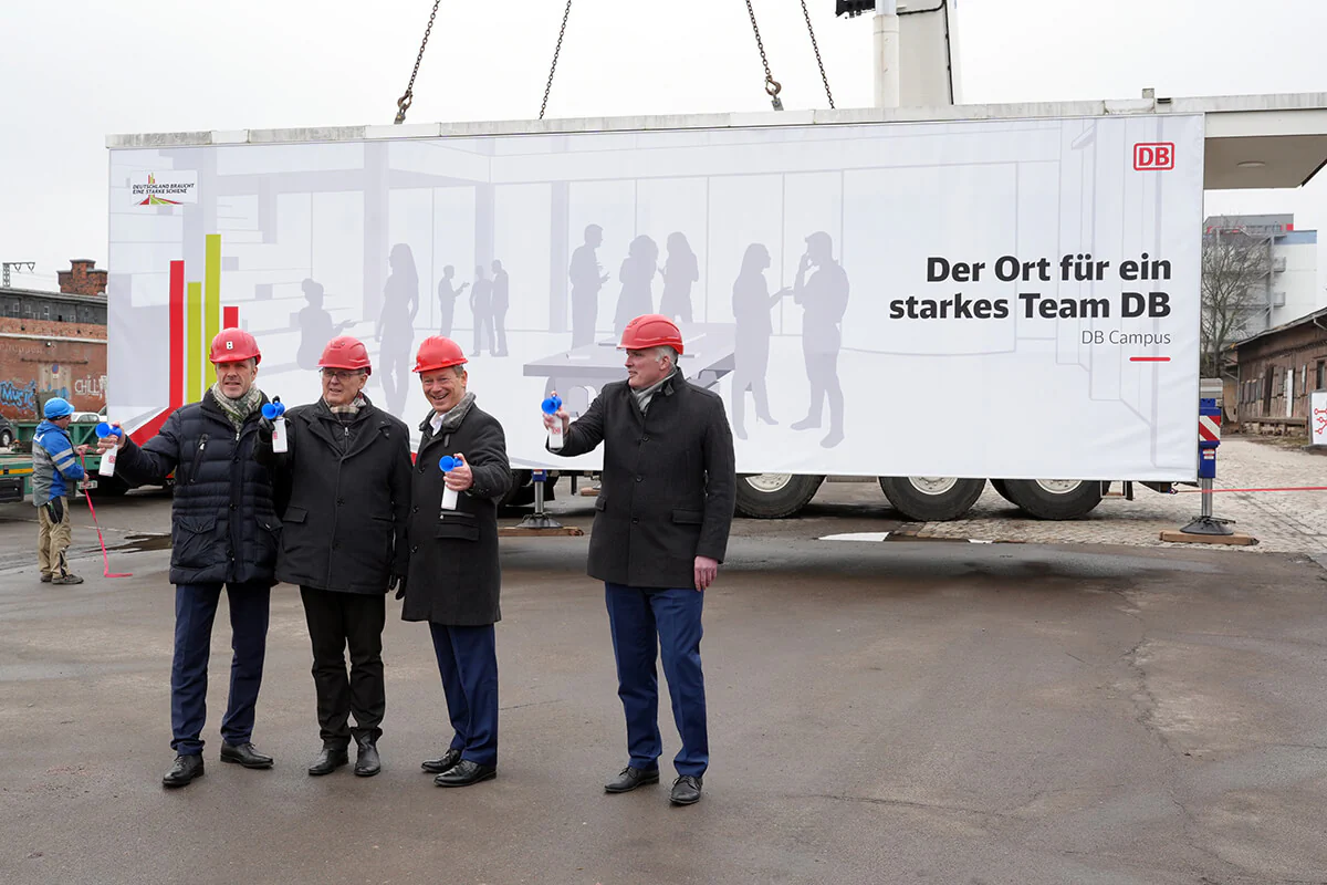 Dr. Richard Lutz, Vorstandsvorsitzender der Deutschen Bahn (2.v.r.), Bodo Ramelow, Thüringer Ministerpräsident (2.v.l.) Andreas Bausewein, Oberbürgermeister Erfurt (r.) und Martin Walden (Konzernbeauftragter für TH/SA/S-A) feiern gemeinsam den Auftakt für eine DB-Erlebniswelt.