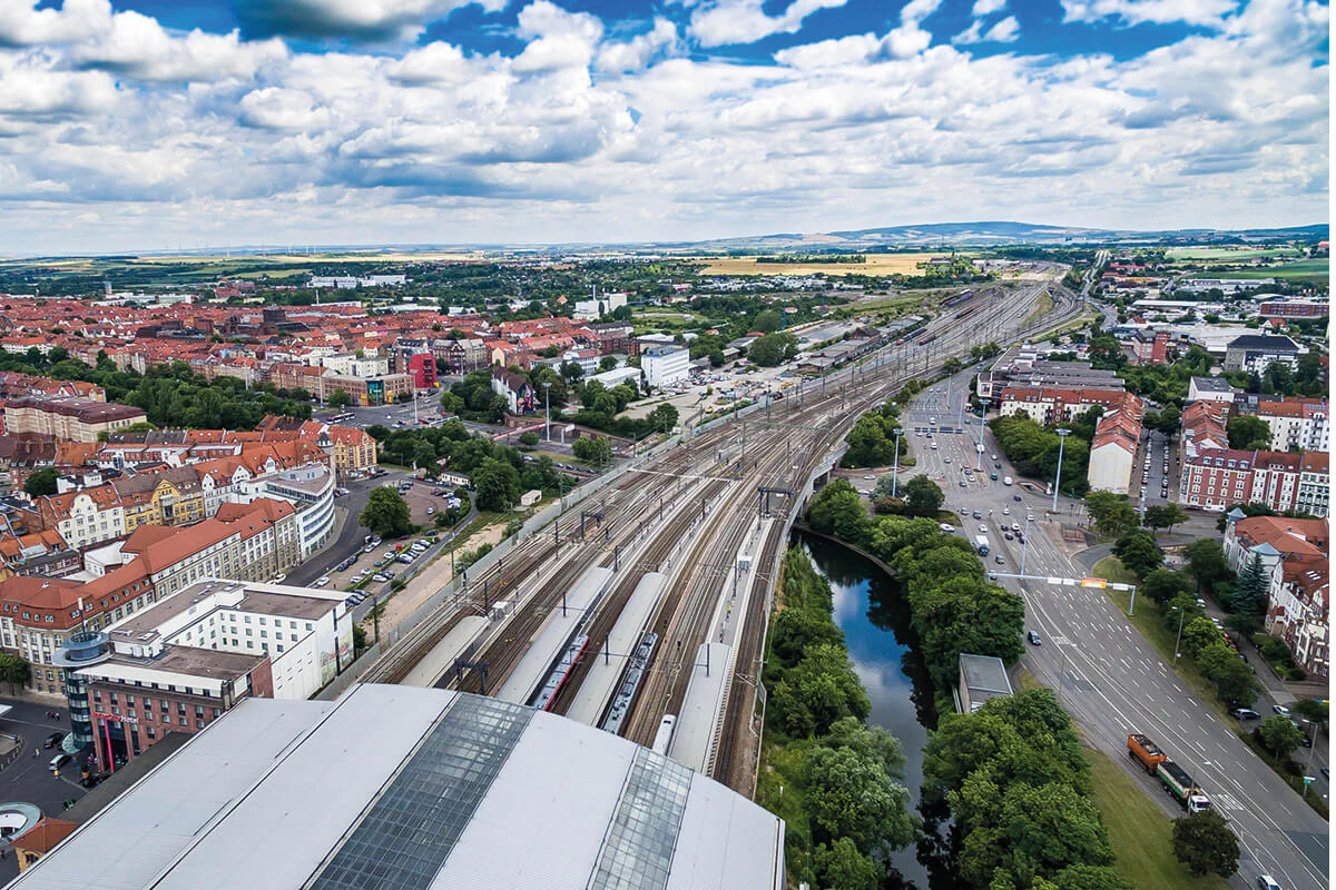 Panorama der Stadt Erfurt mit Bahnhof