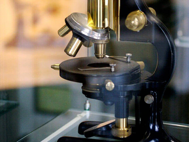 Carl Zeiss und Ernst Abbe produzieren das erste mathematisch berechnete Mikroskop Bildbeschreibung / description: Carl Zeiss und Ernst Abbe produzieren das erste mathematisch berechnete Mikroskop