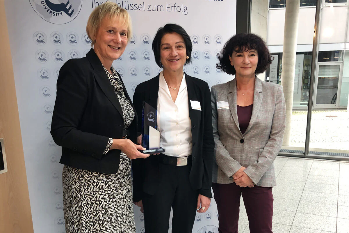 Frau Sabine Wosche - Geschäftsführerin LEG Thüringen, Frau Dr. Ulla Weber - Vorstandsvorsitzende des Total E-Quality e. V. und Frau Anke Kalb - Abteilungsleiterin LEG Thüringen bei der Prädikatsverleihung (v.l.)