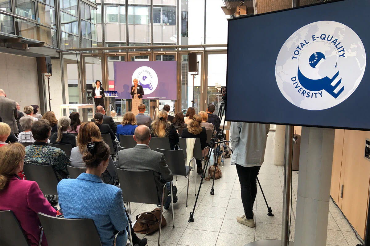 Frau Sabine Wosche - Geschäftsführerin der LEG Thüringen - begrüßt die Gäste