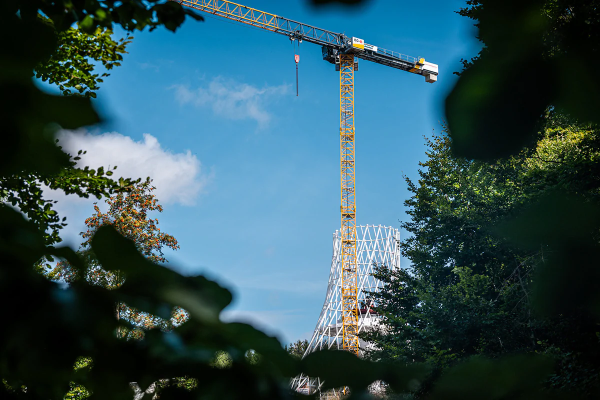 Baukran vor im Bau befindlichen Aussichtsturm