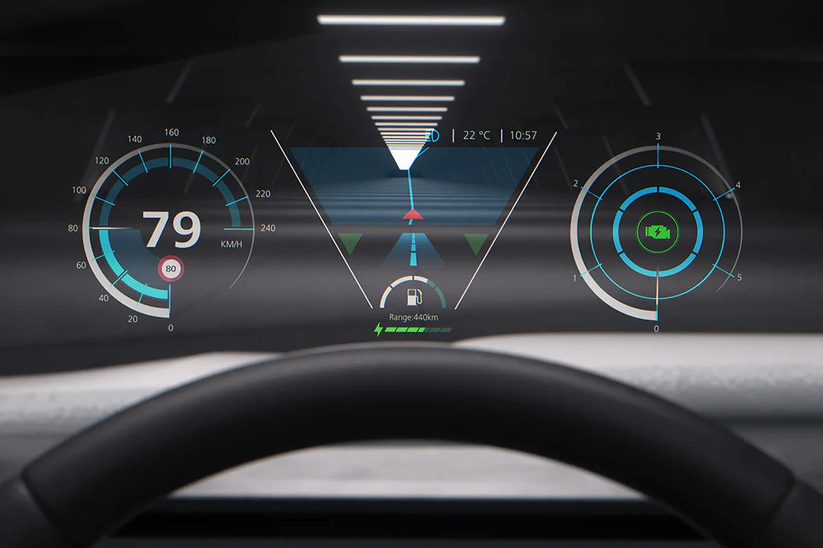 Das in die Windschutzscheibe integrierte transparente Display zeigt dem Fahrer relevante Informationen wie z.B. Navigation oder Geschwindigkeit, ohne dass er den Blick von der Straße nehmen muss. Bild: ZEISS Das in die Windschutzscheibe integrierte transparente Display zeigt dem Fahrer relevante Informationen wie z.B. Navigation oder Geschwindigkeit, ohne dass er den Blick von der Straße nehmen muss.