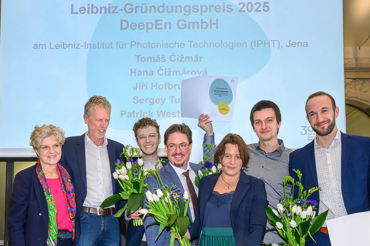 Leibniz-Gründungspreis 2025: Das ausgezeichnete Gründungsteam von DeepEn (Sergey Turtaev, Jiri Hofbrucker, Hana Čižmárová, Tomáš Čižmár, Patrick Westermann) mit Leibniz-Vizepräsident Sebastian Lentz und Leibniz-Präsidentin Martina Brockmeier (v.r.).