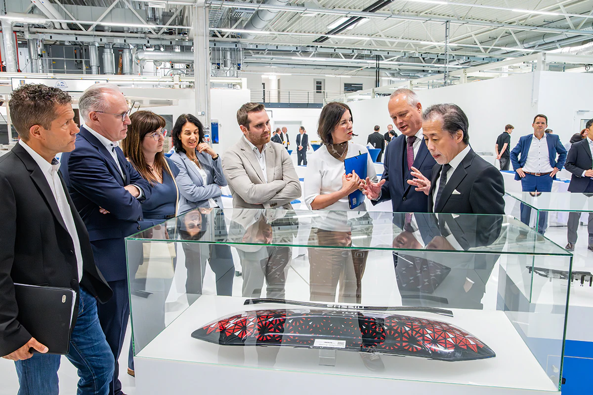 Die Thüringer Wirtschaftsministerin Colette Boos-John beim Rundgang mit dem Vorstandsvorsitzenden und CEO der japanischen Nissha-Gruppe, Junya Suzuki, dem CEO der Nissha Advanced Technologies Europe Ralf Urban und weiteren Vertretern aus Wirtschaft und Politik.