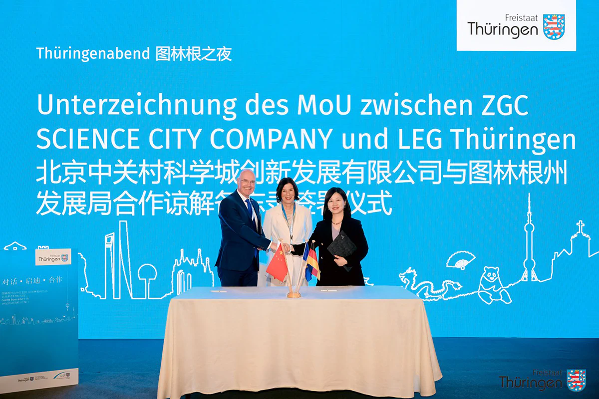 Bild: TMWLLR Andreas Krey, LEG-Geschäftsführer, Wirtschaftsministerin Colette Boos-John und Dai Lian, Deputy General Manager of ZGC Science City Ltd., bei der Unterzeichnung eines MoU.