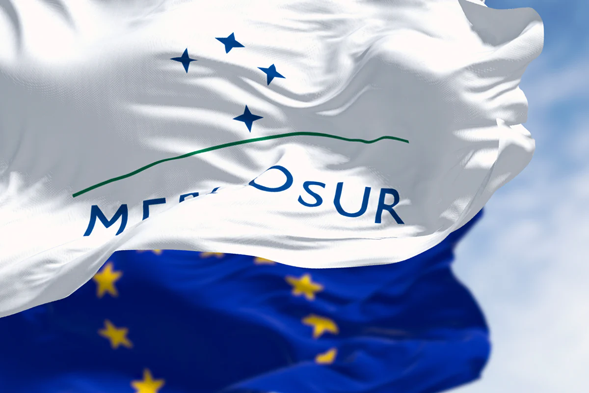 Mercosur- und EU-Flagge wehen zusammen, Bild: rarrarorro / istockphoto.com Mercosur- und EU-Flagge wehen zusammen