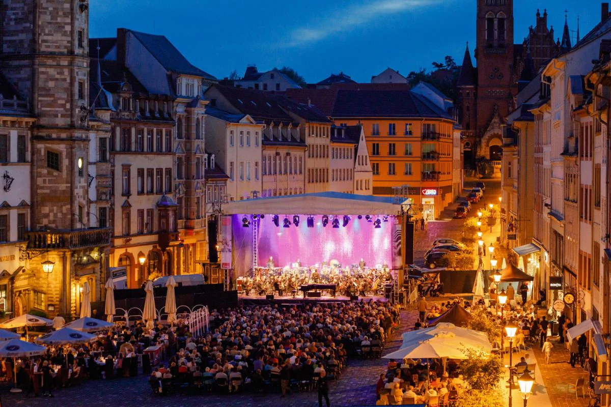 In Altenburg ist immer etwas los: Sommer-Open-Air auf dem Markt. Bild: LVDG, Simon Büttner Sommer Open Air auf dem Altenburger Markt