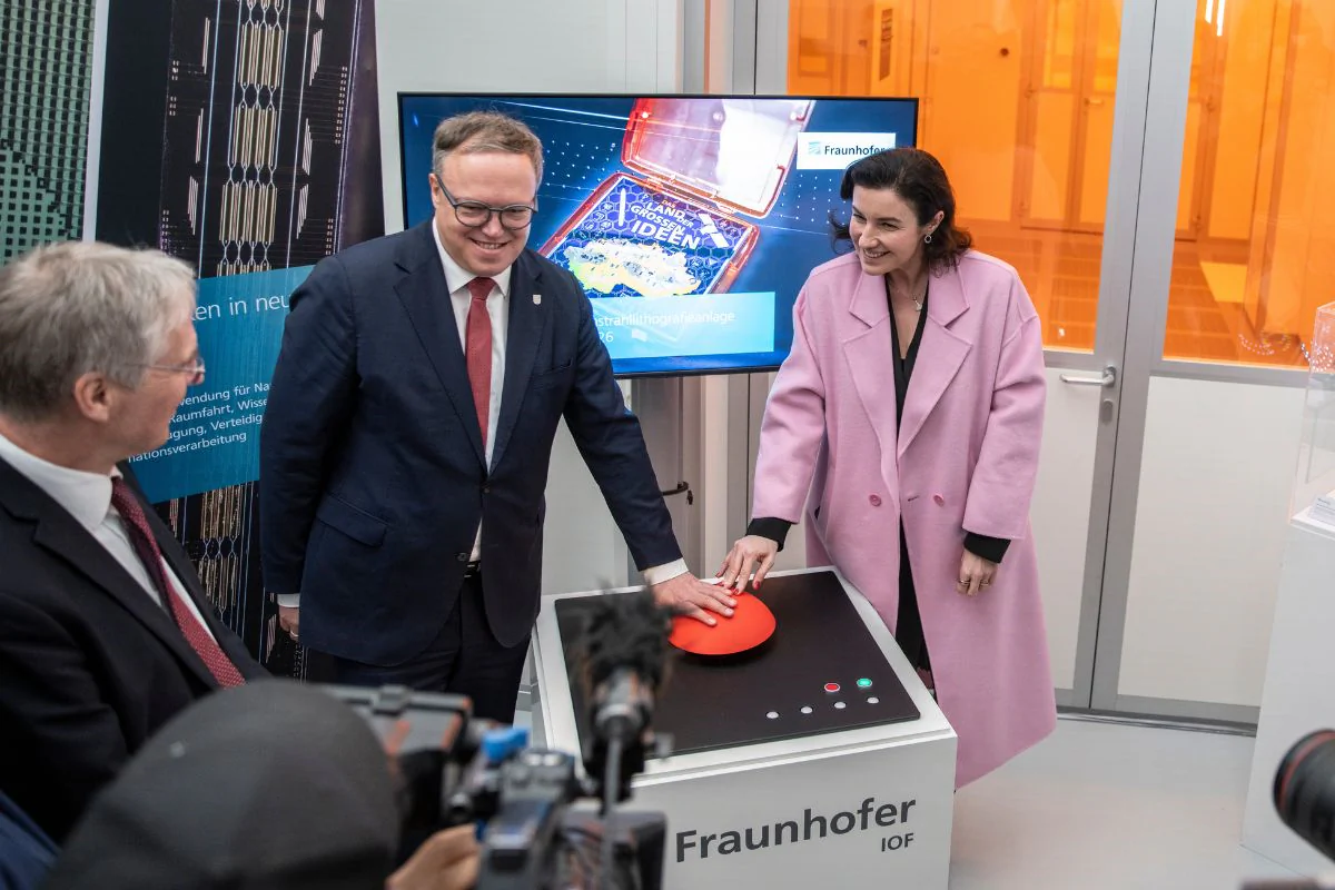 Gemeinsam haben Dorothee Bär und Mario Voigt die neue Anlage für Elektronenstrahl-Lithografie des Fraunhofer IOF offiziell in Betrieb genommen. Bild: Fraunhofer IOF Gemeinsam haben Dorothee Bär und Mario Voigt die neue Anlage für Elektronenstrahl-Lithografie des Fraunhofer IOF offiziell in Betrieb genommen.