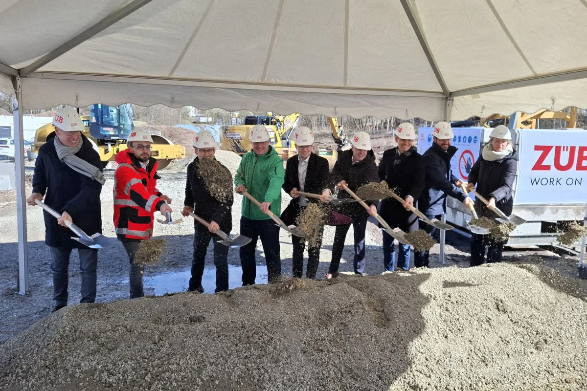 Spatenstich mit Honoratioren und weiteren Projektbeteiligten in Ilmenau. Bild: Stadtverwaltung Ilmenau Spatenstich mit Honoratioren und weiteren Projektbeteiligten in Ilmenau