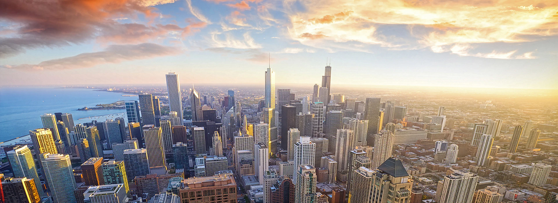 Luftaufnahme von Chicago bei Sonnenuntergang, Bild: Oleksandr Dibrova Bildbeschreibung / description: Luftaufnahme von Chicago bei Sonnenuntergang, Illinois, USA