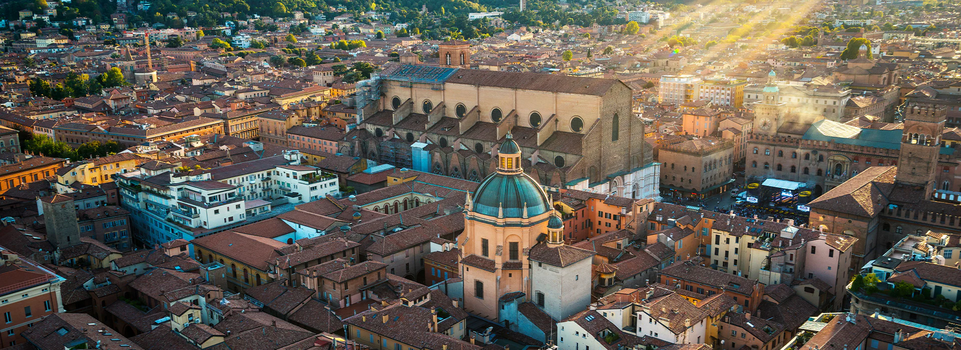 Copyright: ozgurdonmaz / istock Bildbeschreibung / description: Luftbild vom Turm Asinelli in Bologna