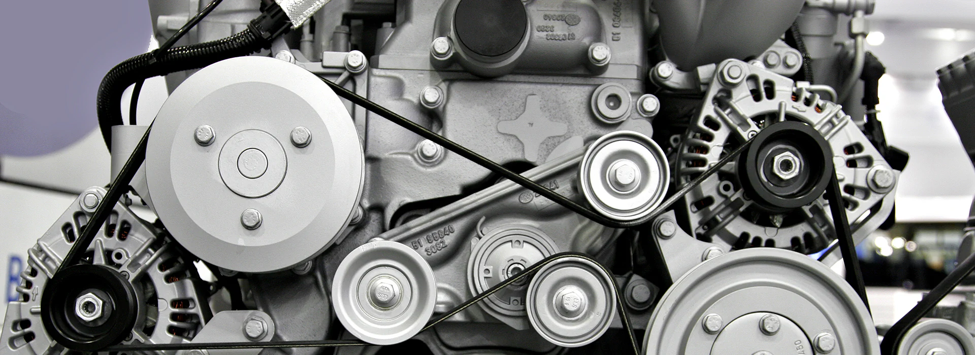 Bild: Andrey Jitkov / shutterstock.com Bildbeschreibung / description: Detailaufnahme eines Motors: Sicht auf metallische Bauteile, Rohre und Verschraubungen in einem komplexen technischen Aufbau.