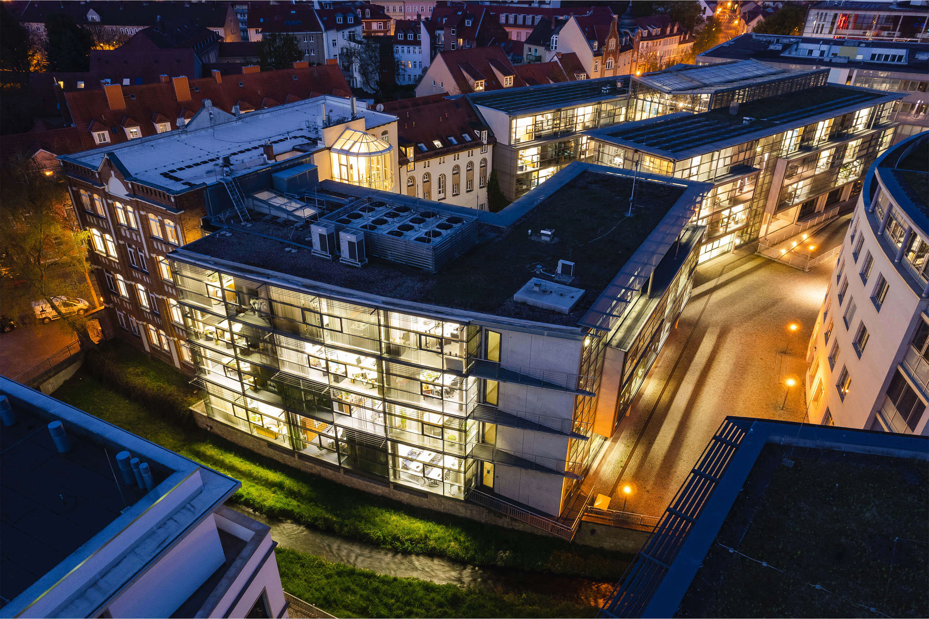 Bildbeschreibung / description: LEG-Gebäude bei Nacht