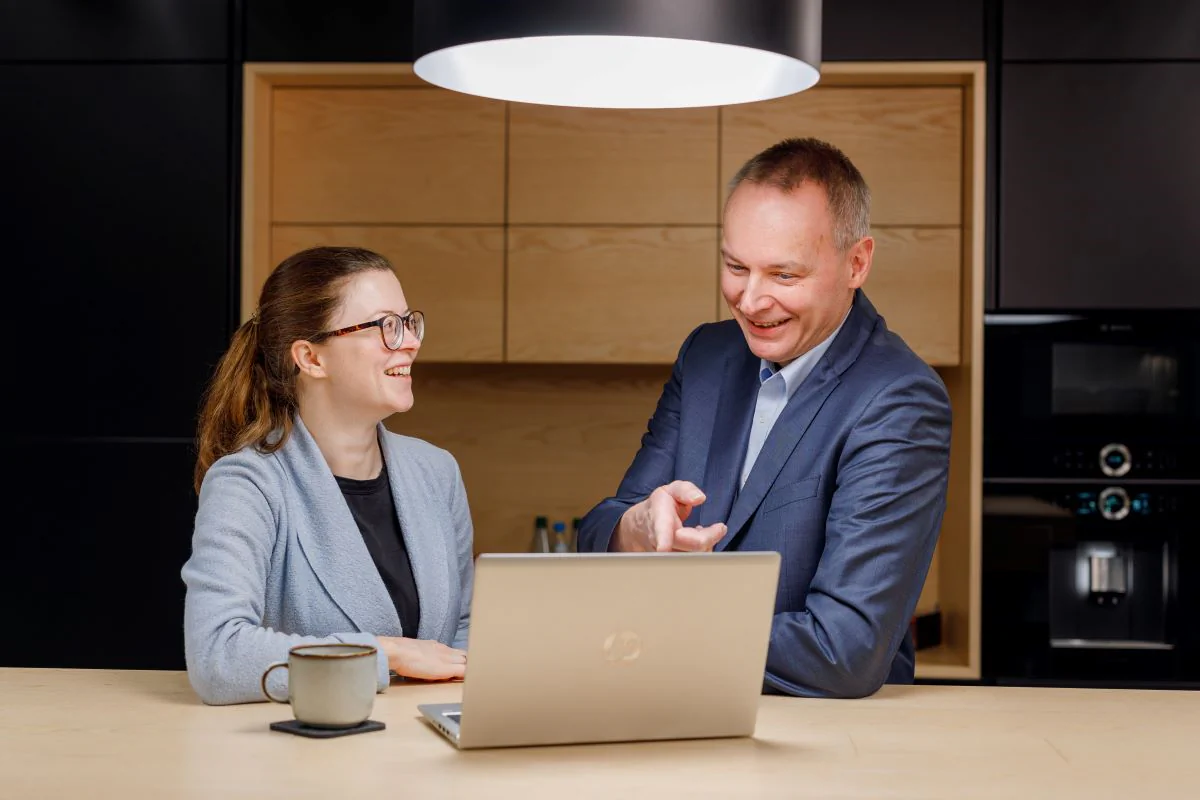 Angebote für Arbeitgeber. | Bild: LEG Thüringen Bildbeschreibung / description: Zwei Personen sitzen an einem Tisch in einer modernen Büroumgebung und arbeiten gemeinsam an einem Laptop, während sie sich austauschen – symbolisch für Angebote für Arbeitgeber und Zusammenarbeit im Berufsalltag.