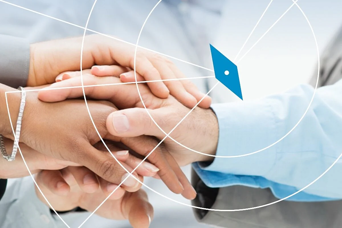 Kurs Betrieblicher Pflegelotse Thüringen | Bild: Rido / stock.adobe.com Bildbeschreibung / description: Mehrere Hände liegen übereinander als Zeichen von Unterstützung und Zusammenarbeit, ergänzt durch grafische Linien und einen Kompass – symbolische Darstellung für Orientierung und Lernen im Kurs Betrieblicher Pflegelotse Thüringen.