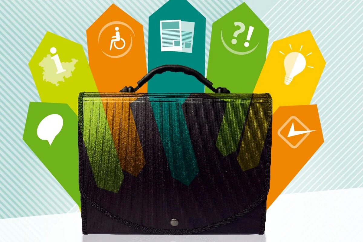 Betrieblicher Pflegekoffer | Bild: LEG Thüringen Bildbeschreibung / description: Illustration eines Koffers mit bunten Symbolen wie Informationen, Beratung und Orientierung drumherum – visuelle Darstellung für den Betrieblichen Pflegekoffer Thüringen als Unterstützung für Unternehmen und Mitarbeitende.