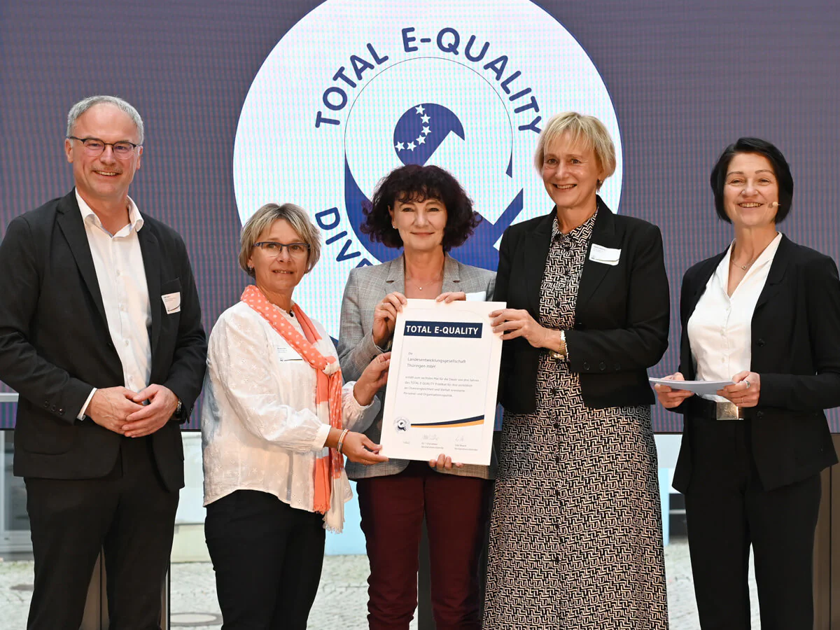 Bereits 6. Mal wurde die LEG für ihr erfolgreiches Engagement mit dem TOTAL E-Quality Prädikat ausgezeichnet.  Bildbeschreibung / description: Bereits 6. Mal wurde die LEG für ihr erfolgreiches Engagement mit dem TOTAL E-Quality Prädikat ausgezeichnet.