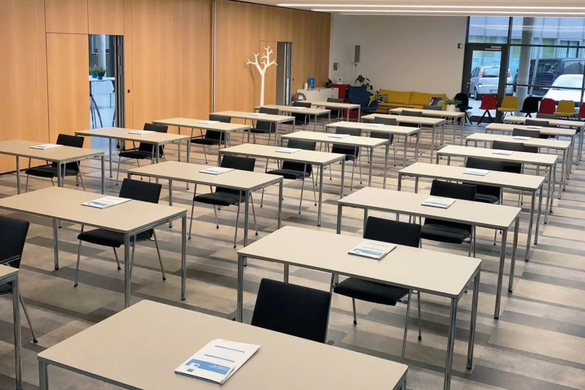 Bildbeschreibung / description: COMCENTER Brühl mit Einzelbestuhlung