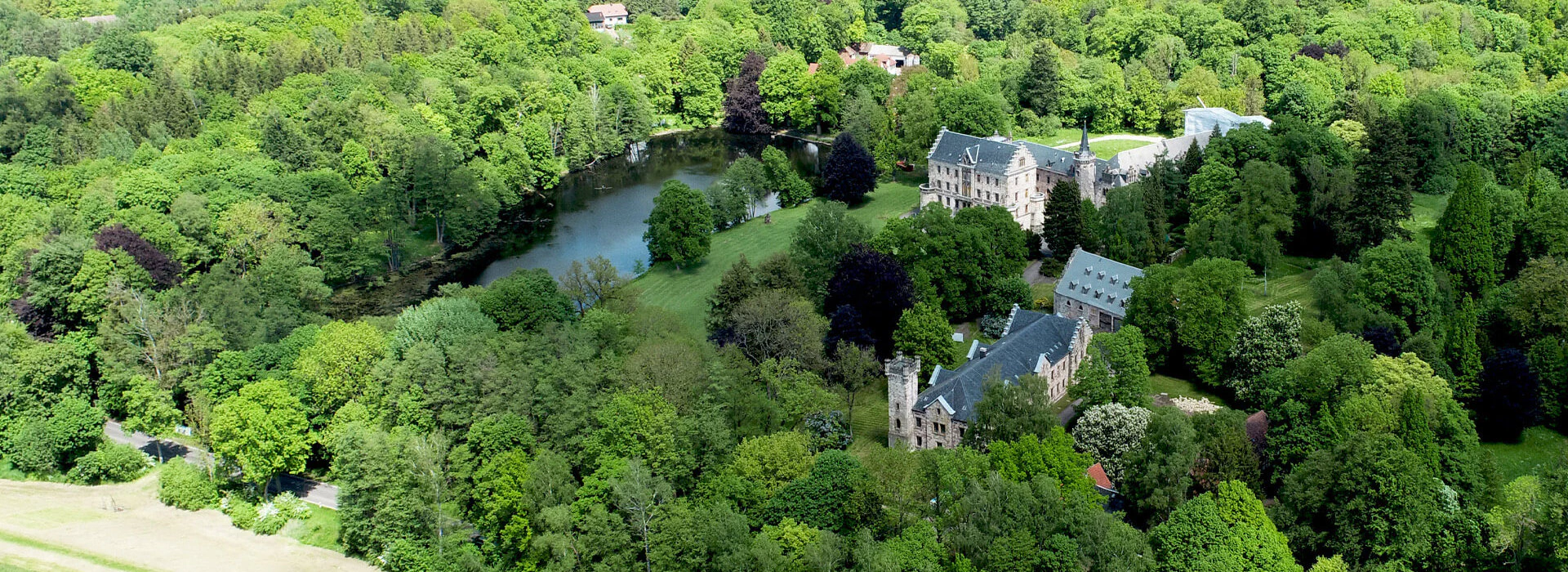 Bildbeschreibung / description: Drohnenaufnahme des Schloss Reinhardsbrunn bei sonnigem Wetter im Sommer